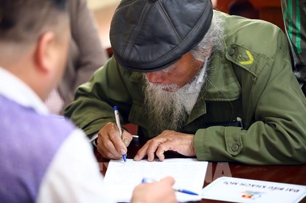 Người dân huyện Hoài Đức nhận tiền đền bù giải phóng mặt bằng đường vành đai 4