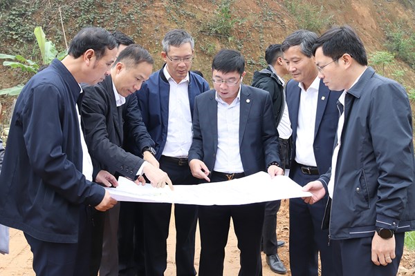 Tháo gỡ mặt bằng dự án truyền tải điện tại Lào Cai  