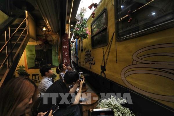 Tái diễn "Cafe đường tàu" ở Hà Nội: Bao giờ mới chấm dứt?