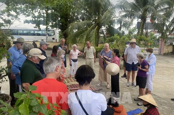 Tàu biển đưa 333 du khách quốc tế đến Nha Trang tham quan