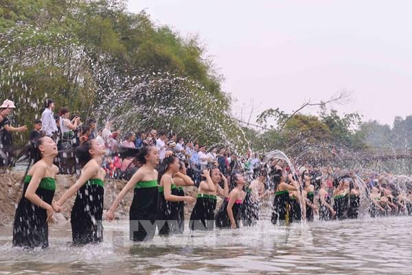 Tái hiện Lễ hội gội đầu của người Thái trắng ở Phong Thổ