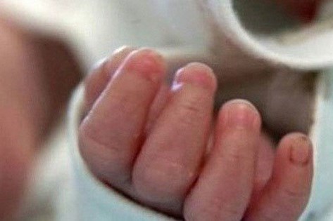 Vụ cháu bé 17 tháng tuổi tử vong: Bắt giữ khẩn cấp 2 người trông trẻ