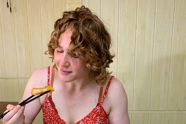 Diễn viên Mỹ Corrin Carlson và niềm đam mê ẩm thực đường phố Việt Nam