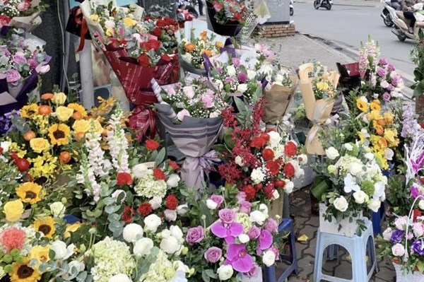 Sôi động thị trường hoa và quà tặng dịp 8/3