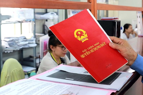Dự thảo Luật Đất đai (sửa đổi): Ai được cấp Giấy chứng nhận quyền sử dụng đất (sổ đỏ)?