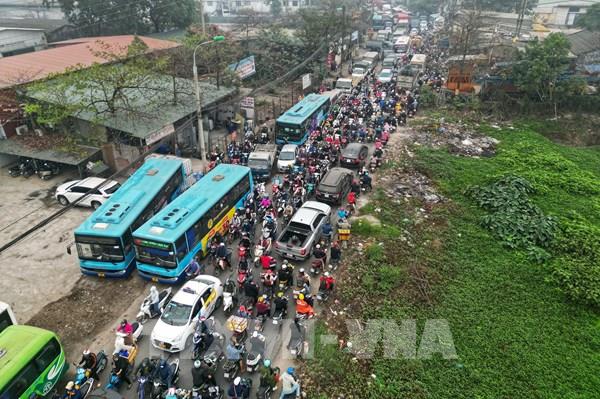 Hà Nội: Ô tô xếp hàng chờ đăng kiểm gây tắc nghẽn trên tuyến đường 70