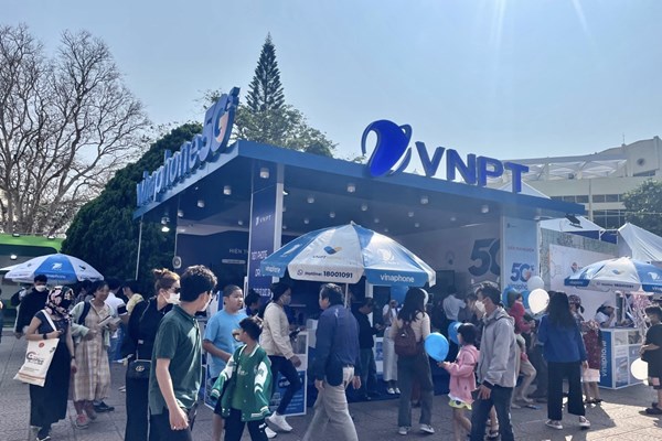 Du khách trải nghiệm 5G và nhận nhiều quà tặng tại Lễ hội cà phê Buôn Ma Thuột