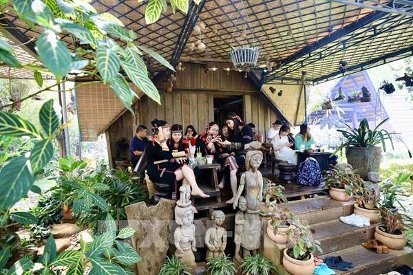Thưởng thức cà phê giữa không gian truyền thống của người Ê Đê