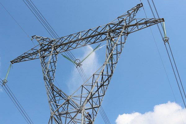 Vệ sinh cách điện bằng nước áp lực cao trên đường dây 500 kV mạch 1 Thạnh Mỹ - Pleiku 