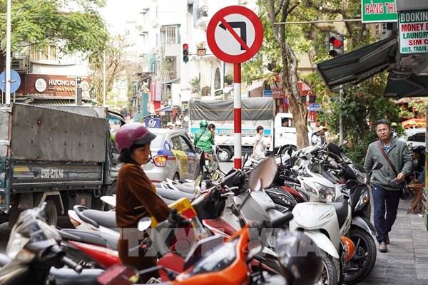 Nhiều lần ra quân chấn chỉnh, vỉa hè và lòng đường Hà Nội vẫn liên tục bị tái chiếm