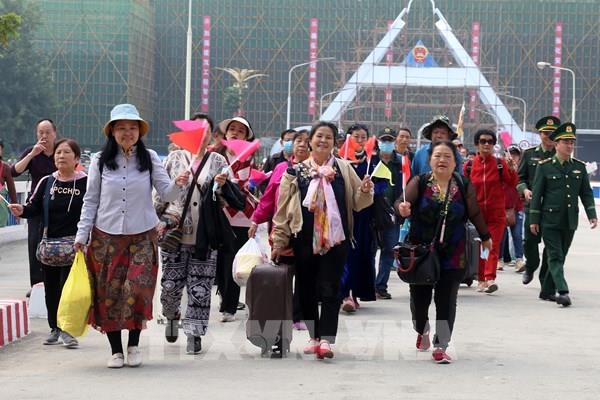 Đoàn du khách Trung Quốc đầu tiên nhập cảnh vào Lào Cai sau 3 năm tạm dừng