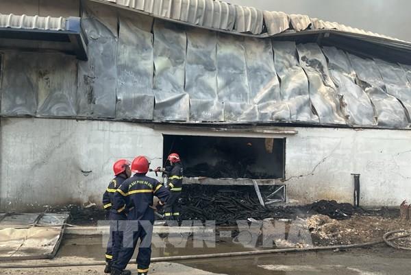 Cháy lớn tại công ty giấy ở Tân Uyên, Bình Dương