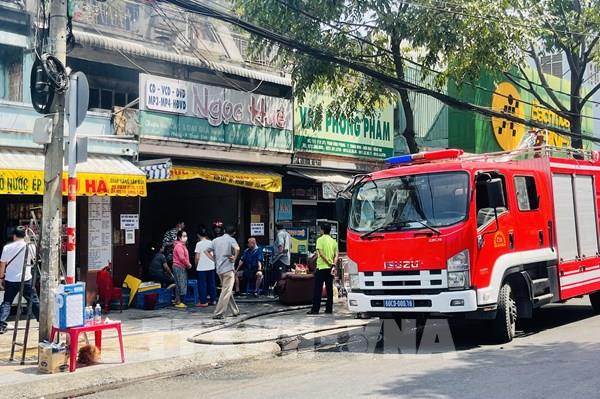 Hàng chục khách ăn giỗ tháo chạy khi nhà bốc cháy