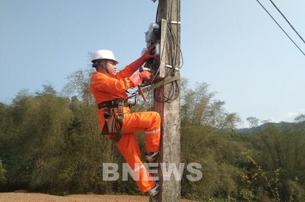 Điện lực Na Rì đẩy nhanh tiến độ lắp công tơ điện tử có đo xa