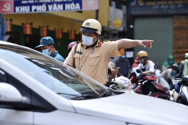 Từ clip phản ánh của người dân, xử phạt lái xe ô tô đi vào đường cấm