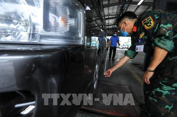 Kiểm định viên Quân đội tham gia hỗ trợ đăng kiểm tại Hà Nội