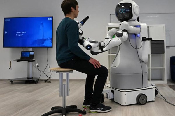 Đức phát triển Robot chẩn đoán bệnh, chăm sóc và điều trị cho bệnh nhân