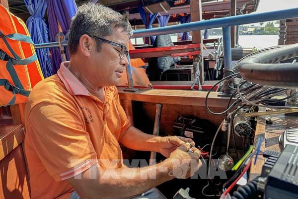 Các chủ tàu khách tham quan chợ nổi gặp khó khi phải lắp hộp đen, bộ đàm
