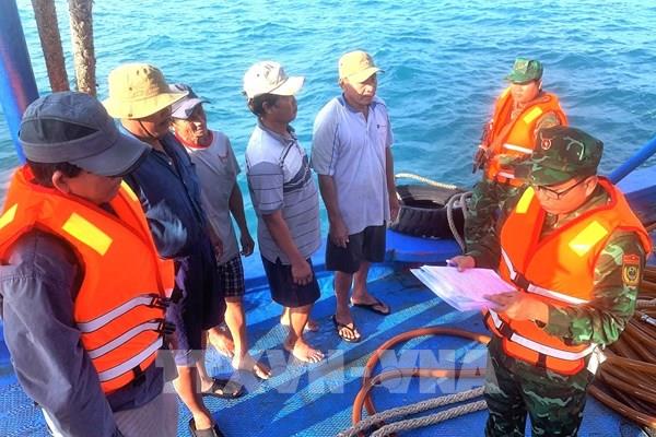 Phát hiệu tàu cá vận chuyển trái phép khoảng 47.000 lít dầu DO