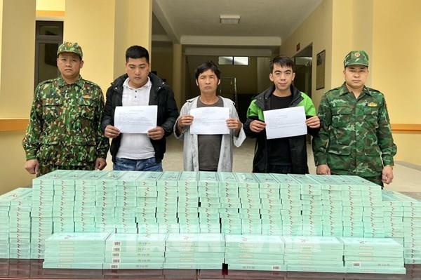Bắt giữ ba đối tượng vận chuyển trái phép thuốc lá lậu qua biên giới