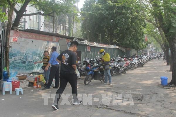 Vỉa hè ở Hà Nội vẫn bị lấn chiếm tại nhiều nơi