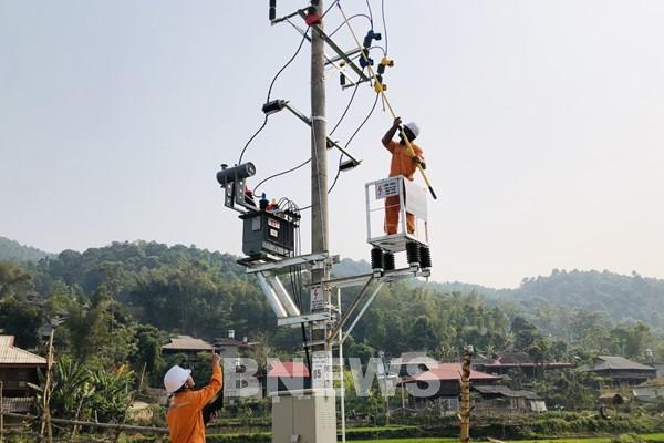 Điện lực Tủa Chùa đóng điện các trạm biến áp chống quá tải mùa nắng nóng