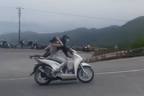 Lái xe “diễn xiếc” trên đèo Hải Vân bị khởi tố