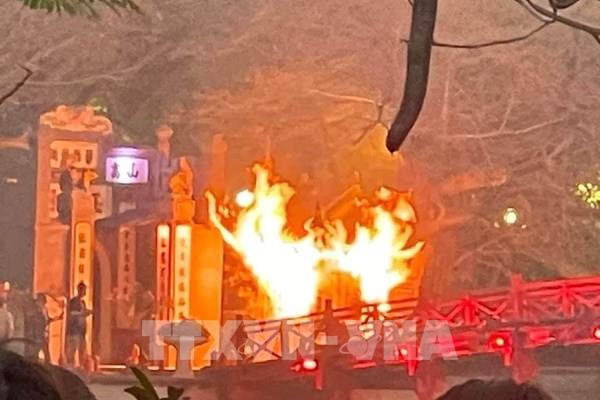 Khống chế thành công đám cháy gần cầu Thê Húc, Hà Nội
