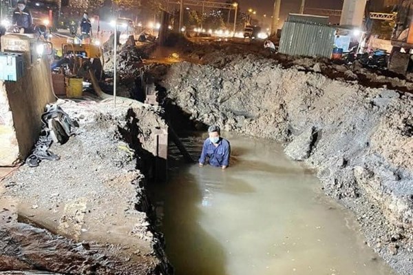 Tp. Hồ Chí Minh: Khắc phục sự cố vỡ ống cấp nước trên đường Phạm Văn Đồng