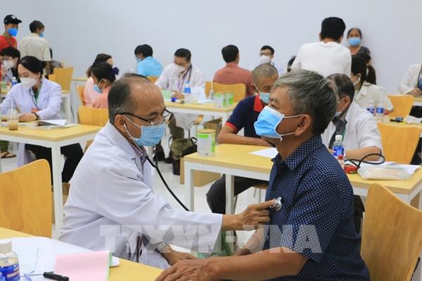 Khám, phát thuốc miễn phí cho gần 2.500 người ở Vĩnh Long