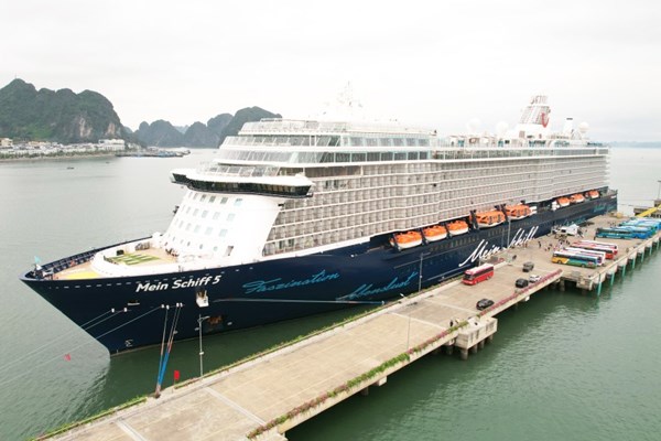 Tàu du lịch biển chở hơn 2.000 khách quốc tế tham quan Hạ Long