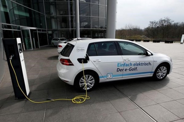 EU đạt được thỏa thuận tạm thời về dịch vụ sạc cho xe điện