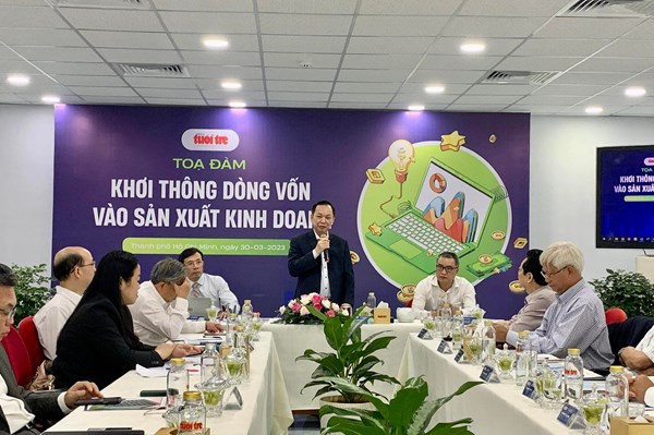 Vì sao ngân hàng dư thừa vốn, doanh nghiệp vẫn ngại đi vay?