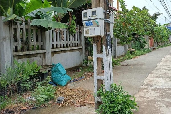 Bất cập cột điện nằm giữa lòng đường