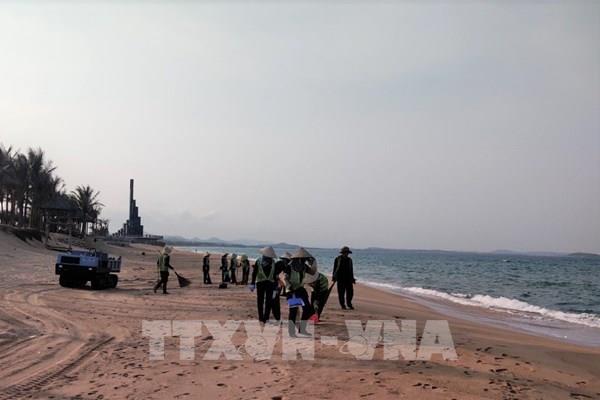 Phú Yên khắc phục tình trạng dầu vón cục trôi dạt vào bờ biển