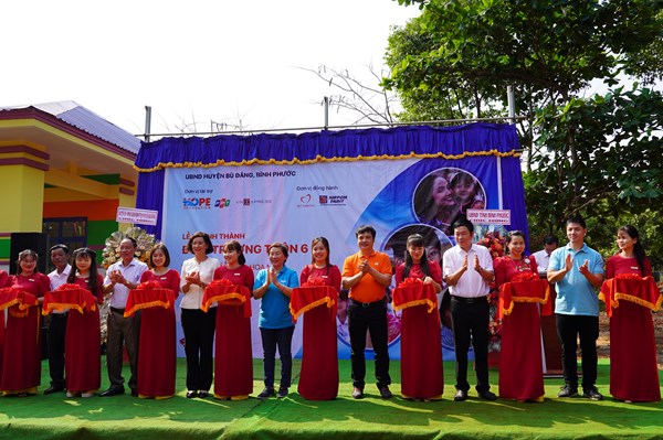 Phối hợp xây dựng trường học cho trẻ em dân tộc thiểu số