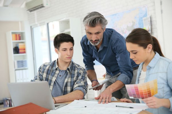 Anh hoãn ra quyết định về việc tăng tuổi nghỉ hưu