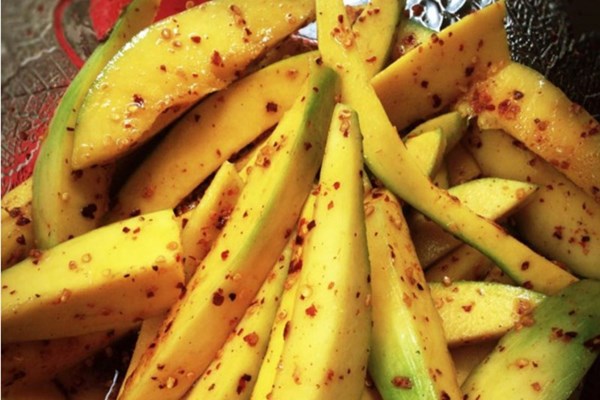 18 học sinh nhập viện sau khi uống trà sữa, ăn trái cây lắc