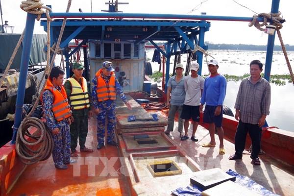 Phát hiện tàu chở 25.000 lít dầu DO không rõ nguồn gốc