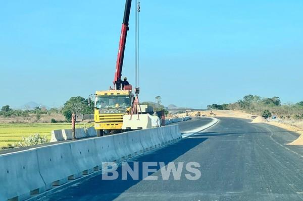 Thúc tiến độ đưa 200 km cao tốc từ Bình Thuận đi Đồng Nai vào khai thác dịp 30/4