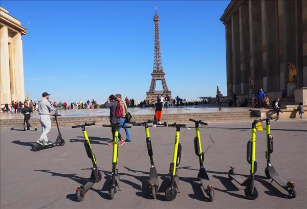 Paris sẽ cấm sử dụng xe scooter điện