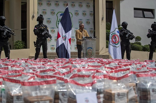 Dominica triệt phá vận chuyển ma túy quy mô lớn