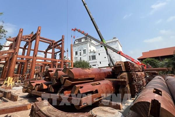 Dỡ tòa nhà gỗ lớn xây dựng trái phép trên đất lúa