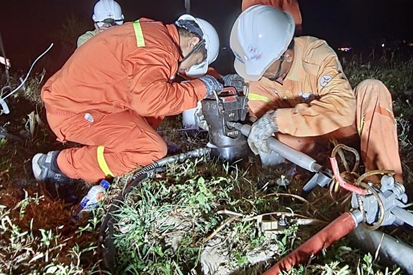 Xử lý khẩn cấp các điểm phát nhiệt trên đường dây 220 kV Tuy Hòa - Quy Nhơn