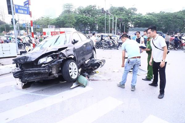 Ô tô đâm liên hoàn 17 xe máy, xe đạp điện tại đoạn ngã tư Xuân La - Võ Chí Công
