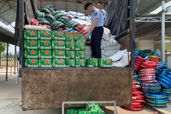 Tạm giữ gần 1.900 chai bia Heniken vận chuyển qua Phú Yên