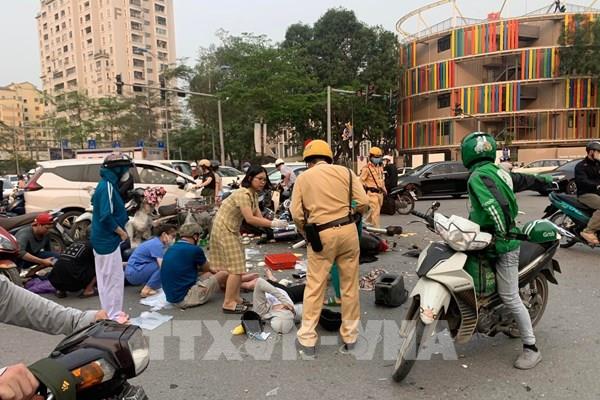 Tập trung cứu chữa nạn nhân vụ tai nạn liên hoàn tại ngã tư Xuân La – Võ Chí Công