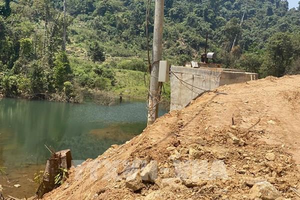 Quảng Ngãi: Lấn chiếm, hủy hoại rừng phòng hộ để mở đường thi công dự án