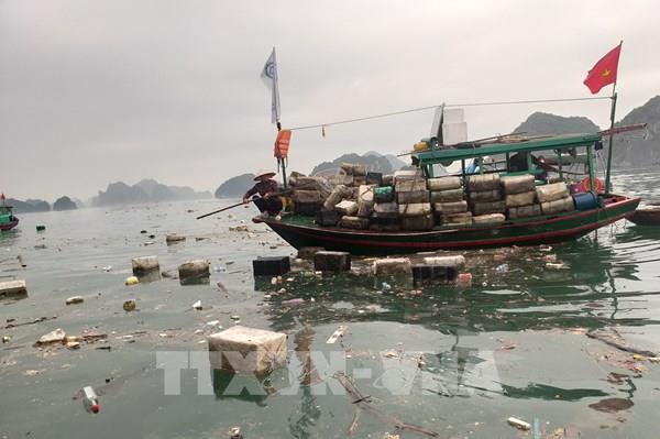 Hàng tấn rác thải ngổn ngang trên vịnh Hạ Long sau tháo dỡ nuôi trồng thủy sản trái phép