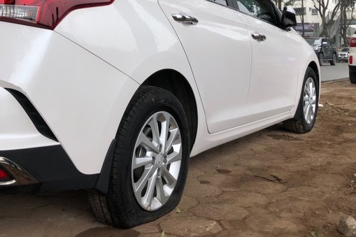 Hàng loạt ô tô bị chọc thủng lốp tại phường Hoàng Liệt, Hà Nội